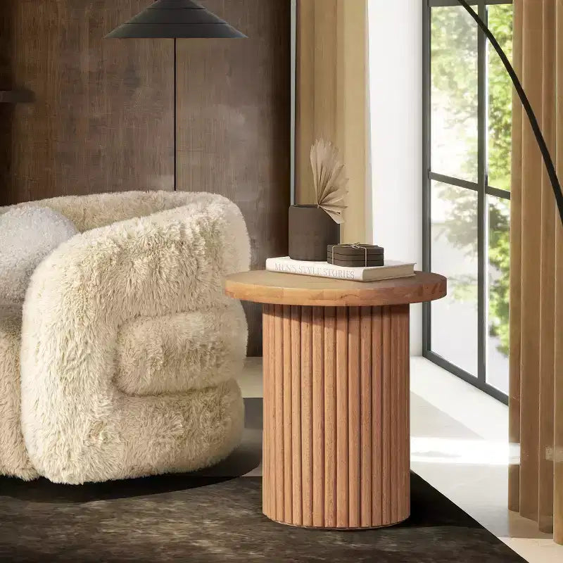 Kenzie Tavolino d'appoggio rotondo a colonna scanalata da 19,5", in gomma color marrone naturale chiaro