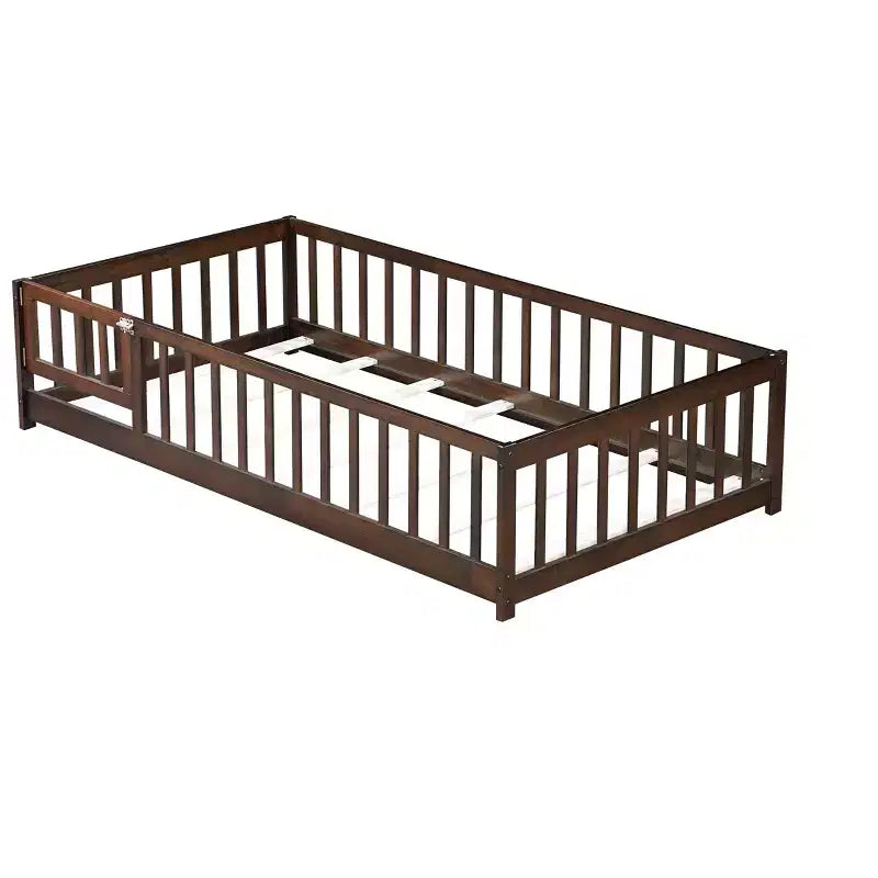Letto a castello a pavimento con recinzione e porta, telaio letto per bambini Montessori a basso profilo, in legno massello di gomma, sponde di sicurezza, facile montaggio