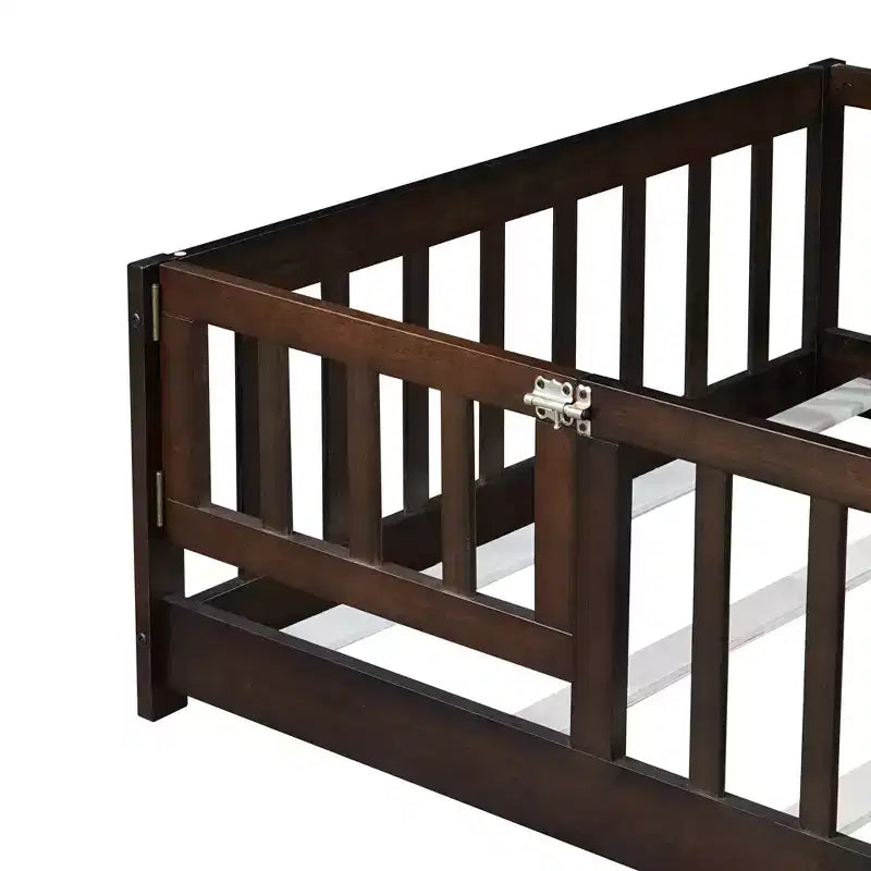 Letto a castello a pavimento con recinzione e porta, telaio letto per bambini Montessori a basso profilo, in legno massello di gomma, sponde di sicurezza, facile montaggio