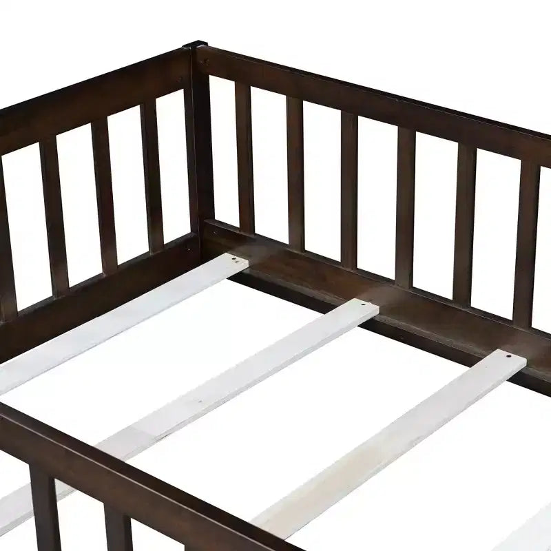 Letto a castello a pavimento con recinzione e porta, telaio letto per bambini Montessori a basso profilo, in legno massello di gomma, sponde di sicurezza, facile montaggio
