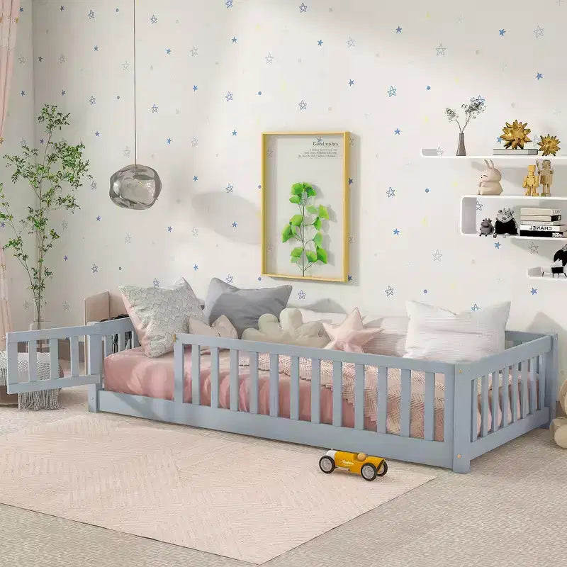 Letto a castello a pavimento con recinzione e porta, telaio letto per bambini Montessori a basso profilo, in legno massello di gomma, sponde di sicurezza, facile montaggio