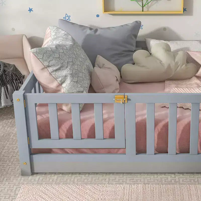 Letto a castello a pavimento con recinzione e porta, telaio letto per bambini Montessori a basso profilo, in legno massello di gomma, sponde di sicurezza, facile montaggio