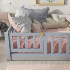 Letto a castello a pavimento con recinzione e porta, telaio letto per bambini Montessori a basso profilo, in legno massello di gomma, sponde di sicurezza, facile montaggio