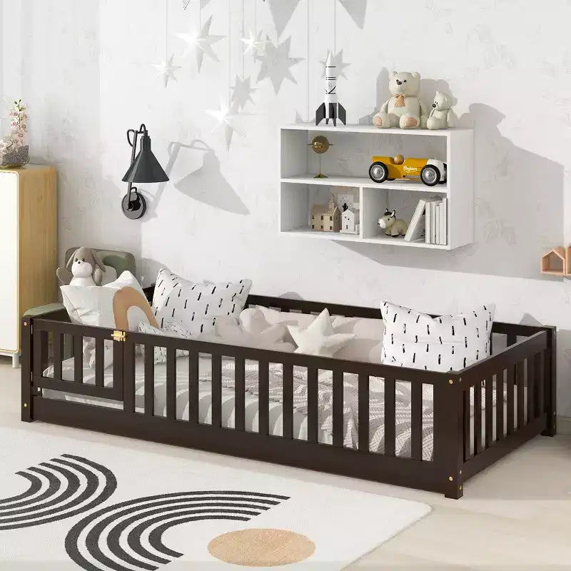 Letto a castello a pavimento con recinzione e porta, telaio letto per bambini Montessori a basso profilo, in legno massello di gomma, sponde di sicurezza, facile montaggio
