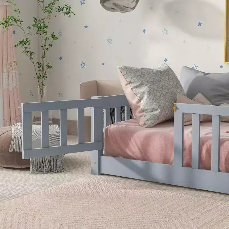 Letto a castello a pavimento con recinzione e porta, telaio letto per bambini Montessori a basso profilo, in legno massello di gomma, sponde di sicurezza, facile montaggio