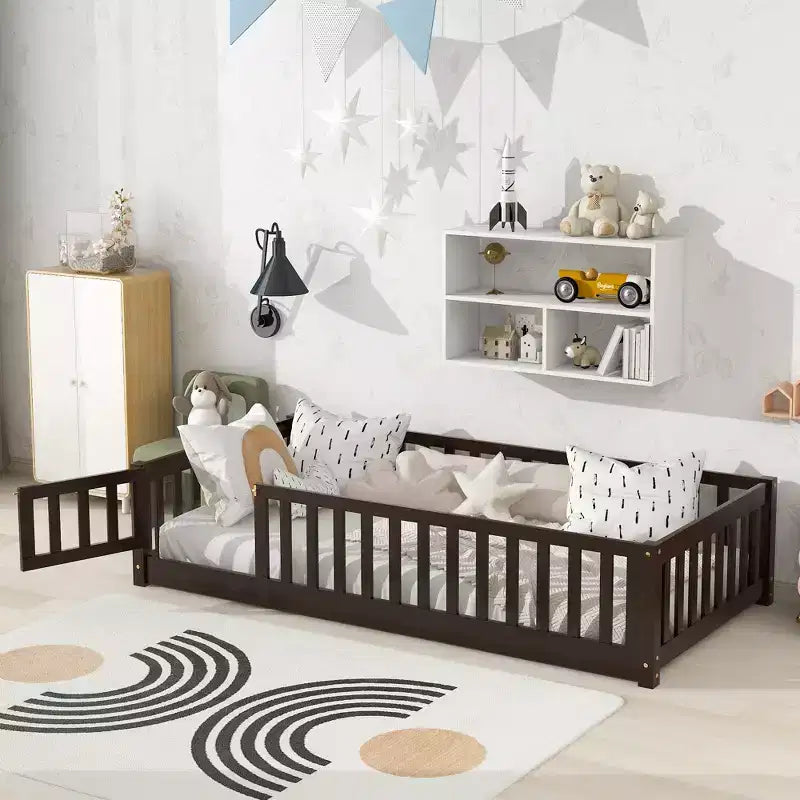 Letto a castello a pavimento con recinzione e porta, telaio letto per bambini Montessori a basso profilo, in legno massello di gomma, sponde di sicurezza, facile montaggio