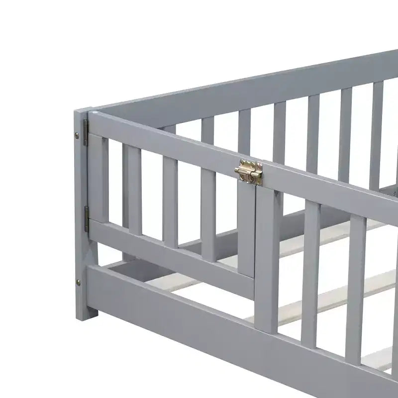 Letto a castello a pavimento con recinzione e porta, telaio letto per bambini Montessori a basso profilo, in legno massello di gomma, sponde di sicurezza, facile montaggio
