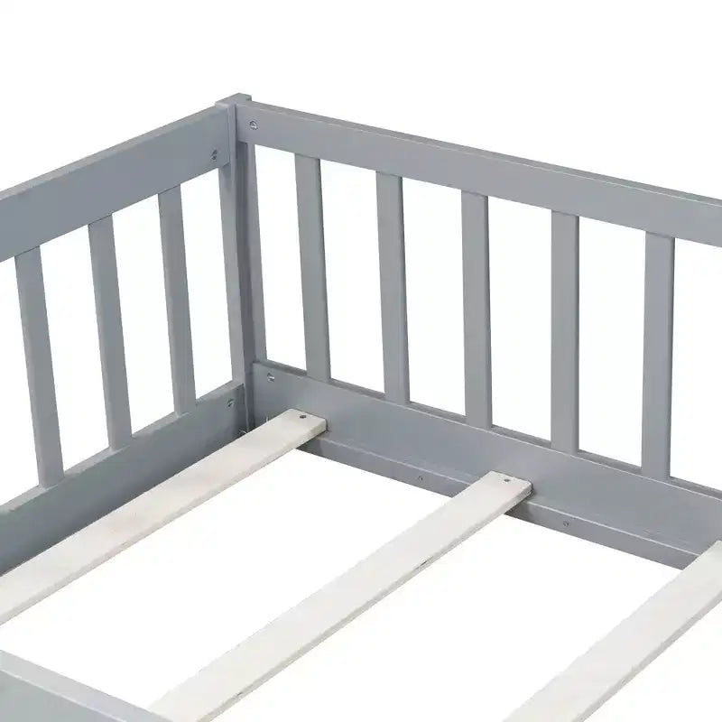 Letto a castello a pavimento con recinzione e porta, telaio letto per bambini Montessori a basso profilo, in legno massello di gomma, sponde di sicurezza, facile montaggio