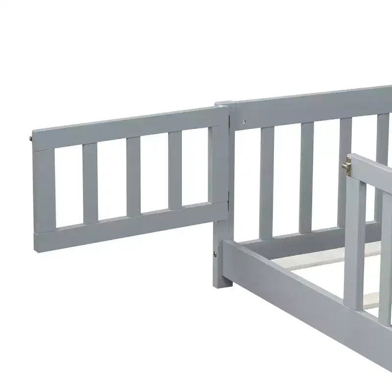 Letto a castello a pavimento con recinzione e porta, telaio letto per bambini Montessori a basso profilo, in legno massello di gomma, sponde di sicurezza, facile montaggio