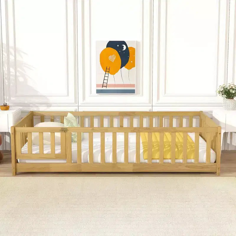 Letto a castello a pavimento con recinzione e porta, telaio letto per bambini Montessori a basso profilo, in legno massello di gomma, sponde di sicurezza, facile montaggio