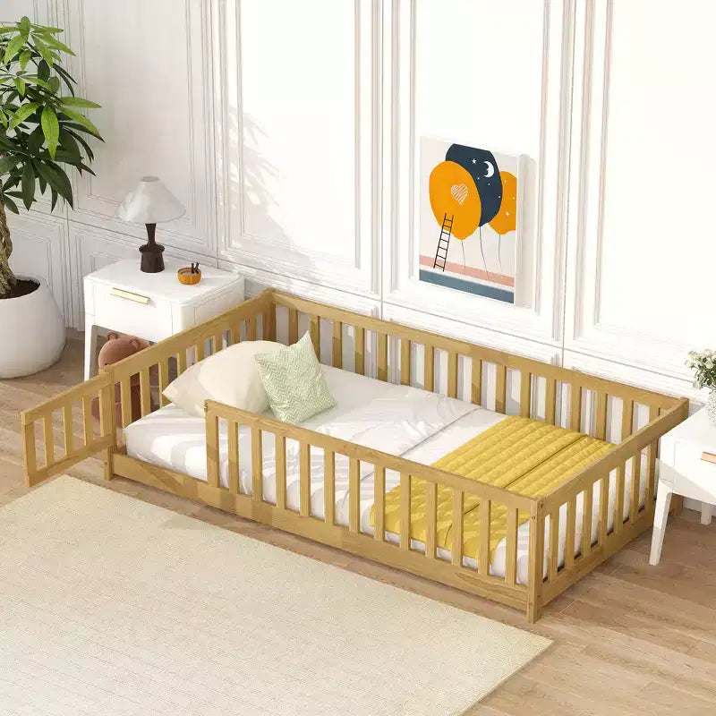 Letto a castello a pavimento con recinzione e porta, telaio letto per bambini Montessori a basso profilo, in legno massello di gomma, sponde di sicurezza, facile montaggio