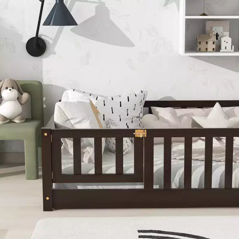Letto a castello a pavimento con recinzione e porta, telaio letto per bambini Montessori a basso profilo, in legno massello di gomma, sponde di sicurezza, facile montaggio