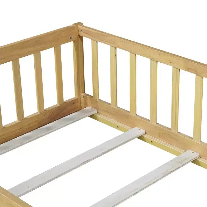Letto a castello a pavimento con recinzione e porta, telaio letto per bambini Montessori a basso profilo, in legno massello di gomma, sponde di sicurezza, facile montaggio