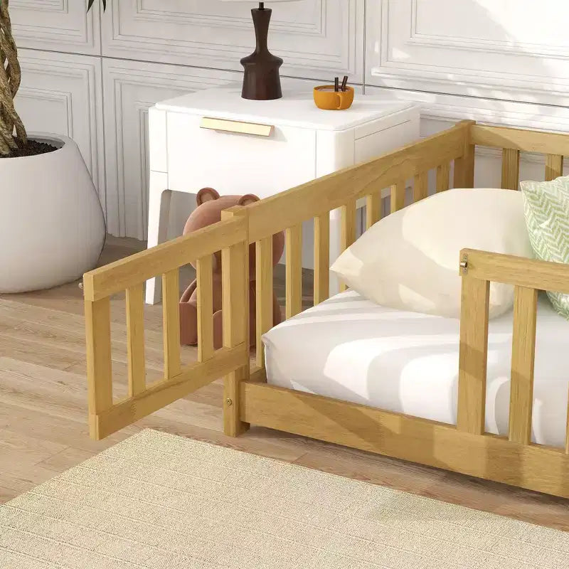 Letto a castello a pavimento con recinzione e porta, telaio letto per bambini Montessori a basso profilo, in legno massello di gomma, sponde di sicurezza, facile montaggio