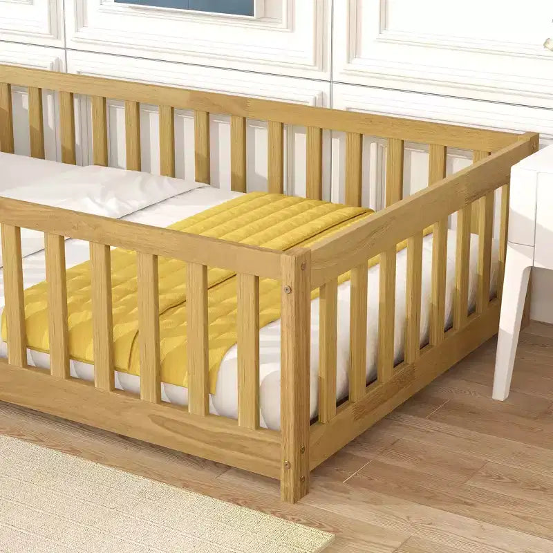 Letto a castello a pavimento con recinzione e porta, telaio letto per bambini Montessori a basso profilo, in legno massello di gomma, sponde di sicurezza, facile montaggio