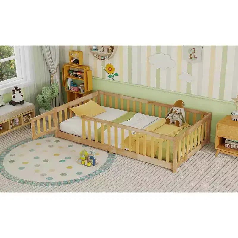 Letto a castello a pavimento con recinzione e porta, telaio letto per bambini Montessori a basso profilo, in legno massello di gomma, sponde di sicurezza, facile montaggio