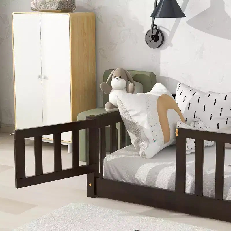 Letto a castello a pavimento con recinzione e porta, telaio letto per bambini Montessori a basso profilo, in legno massello di gomma, sponde di sicurezza, facile montaggio