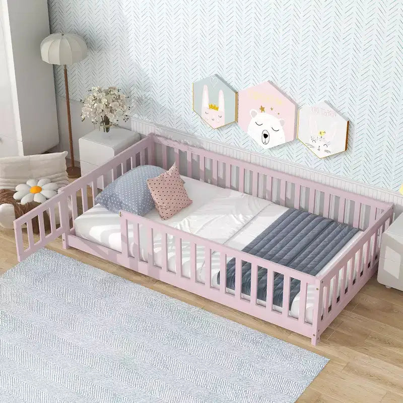 Letto a castello a pavimento con recinzione e porta, telaio letto per bambini Montessori a basso profilo, in legno massello di gomma, sponde di sicurezza, facile montaggio