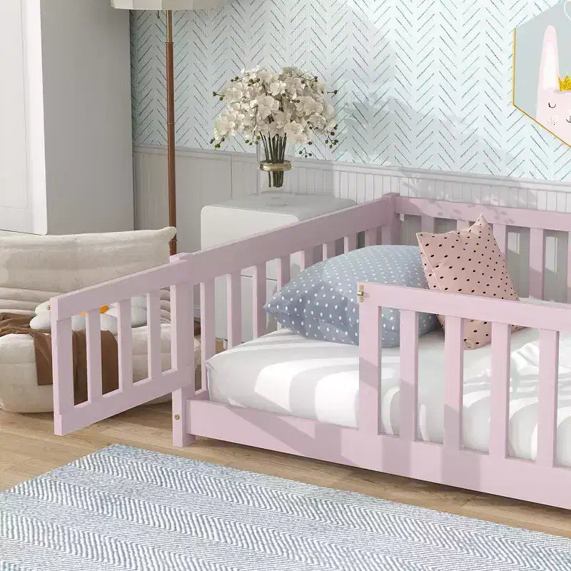 Letto a castello a pavimento con recinzione e porta, telaio letto per bambini Montessori a basso profilo, in legno massello di gomma, sponde di sicurezza, facile montaggio