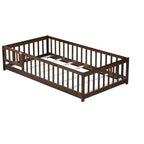 Letto a castello a pavimento con recinzione e porta, telaio letto per bambini Montessori a basso profilo, in legno massello di gomma, sponde di sicurezza, facile montaggio