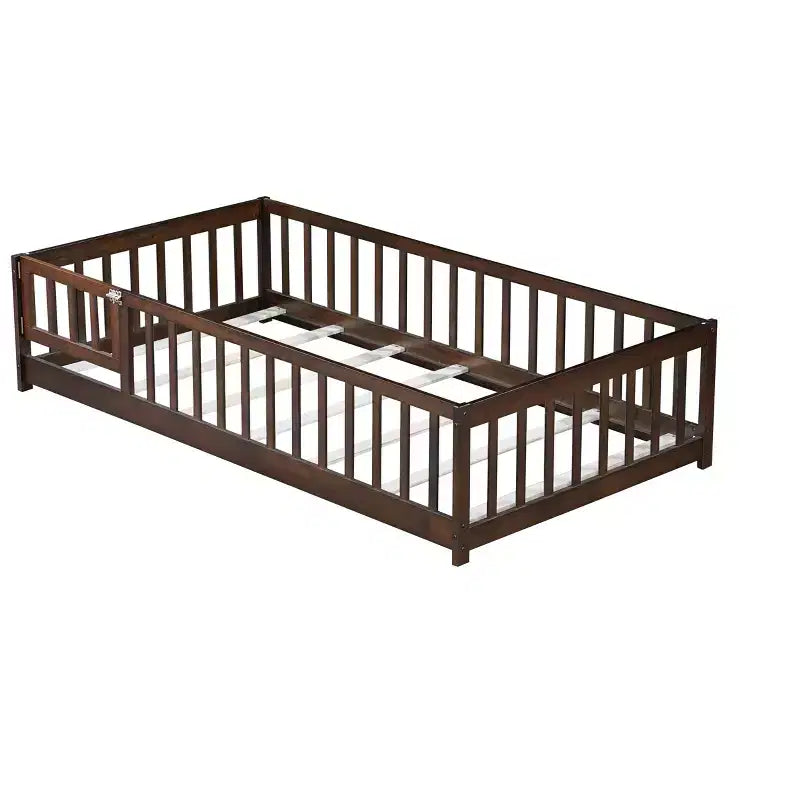 Letto a castello a pavimento con recinzione e porta, telaio letto per bambini Montessori a basso profilo, in legno massello di gomma, sponde di sicurezza, facile montaggio