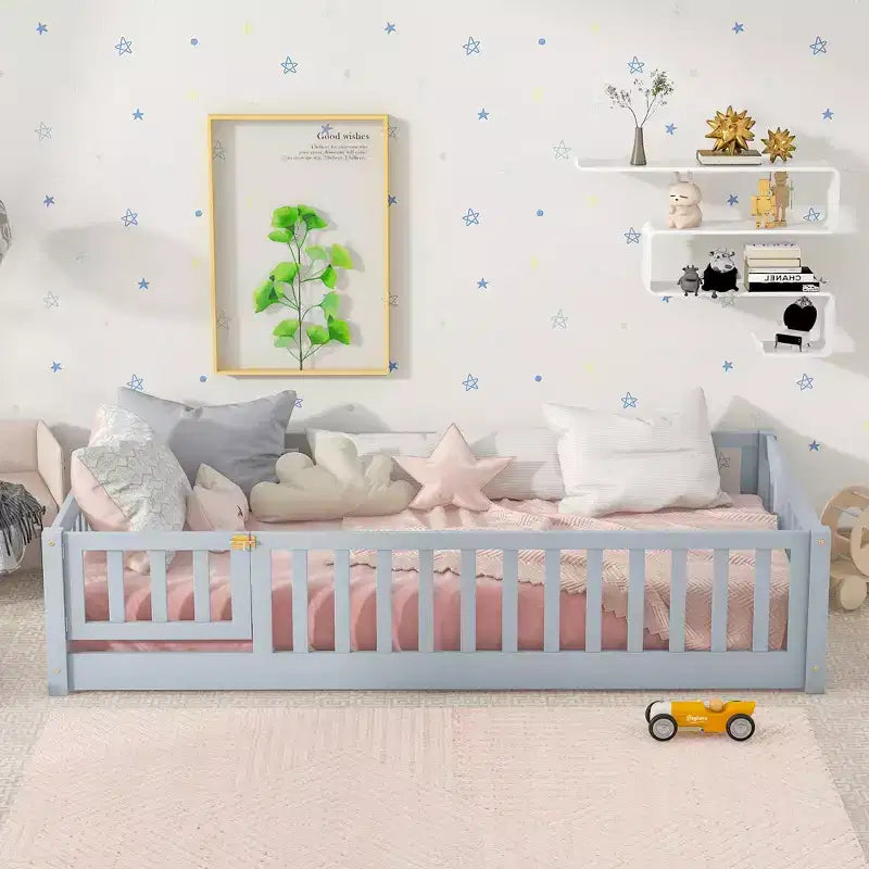 Letto a castello a pavimento con recinzione e porta, telaio letto per bambini Montessori a basso profilo, in legno massello di gomma, sponde di sicurezza, facile montaggio