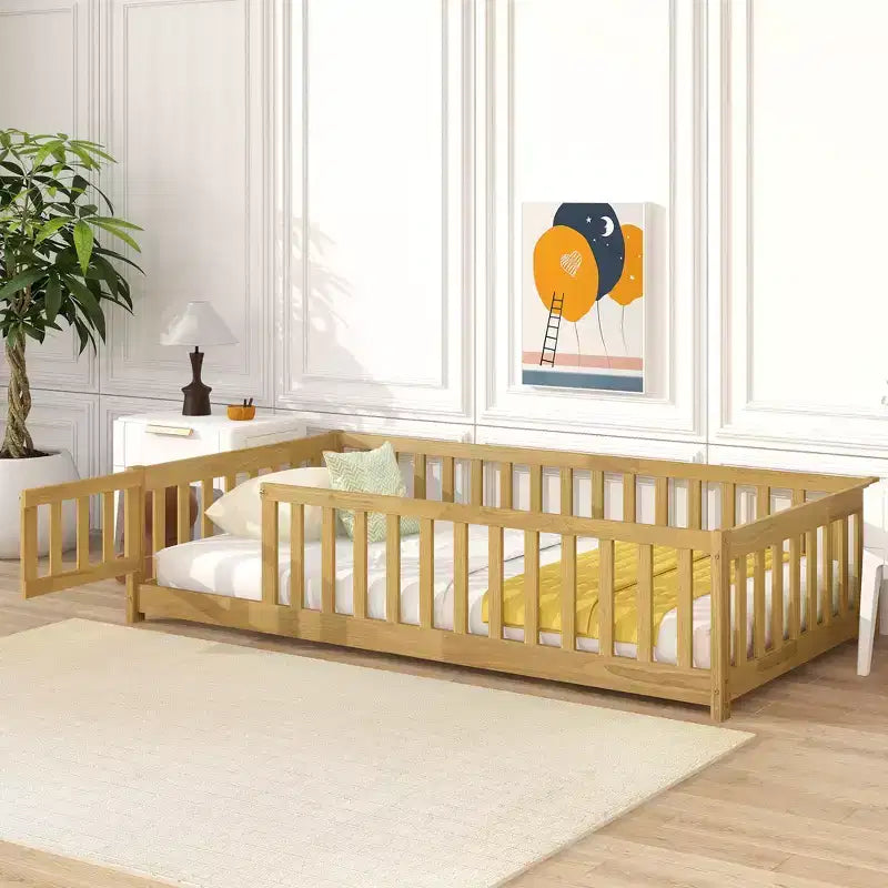 Letto a castello a pavimento con recinzione e porta, telaio letto per bambini Montessori a basso profilo, in legno massello di gomma, sponde di sicurezza, facile montaggio