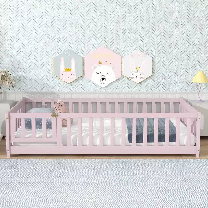 Letto a castello a pavimento con recinzione e porta, telaio letto per bambini Montessori a basso profilo, in legno massello di gomma, sponde di sicurezza, facile montaggio