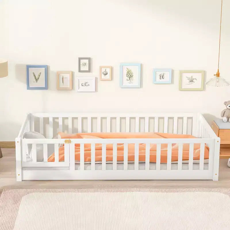 Letto a castello a pavimento con recinzione e porta, telaio letto per bambini Montessori a basso profilo, in legno massello di gomma, sponde di sicurezza, facile montaggio