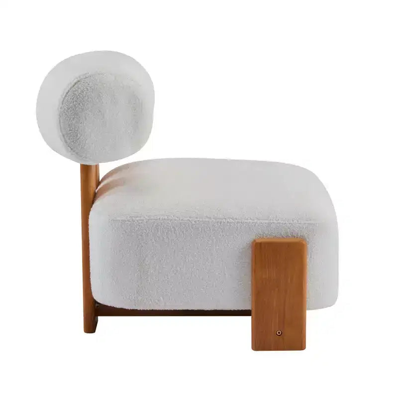 Poltrona moderna in bouclé con schienale arrotolato, struttura in legno massello, seduta imbottita per soggiorno, camera da letto o ufficio