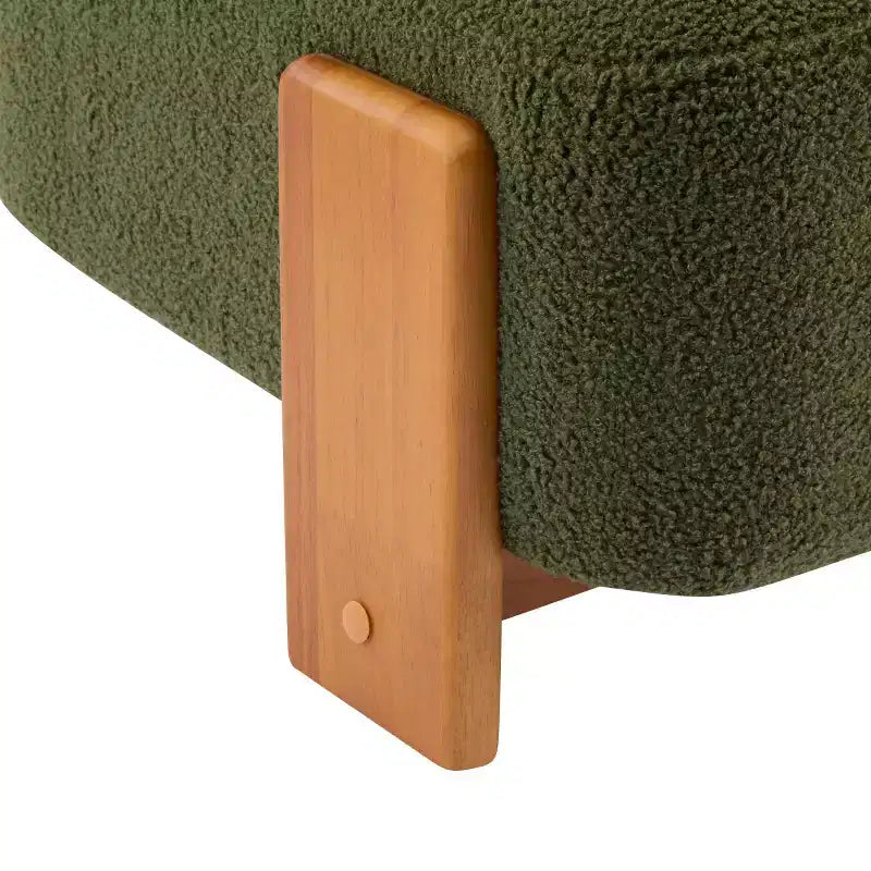 Poltrona moderna in bouclé con schienale arrotolato, struttura in legno massello, seduta imbottita per soggiorno, camera da letto o ufficio