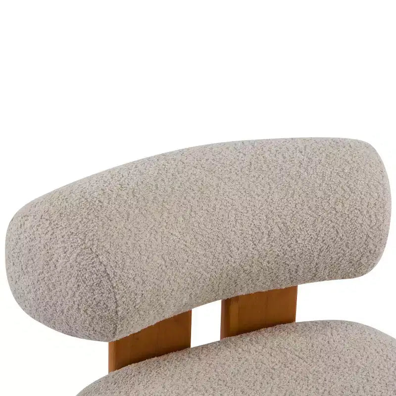 Poltrona moderna in bouclé con schienale arrotolato, struttura in legno massello, seduta imbottita per soggiorno, camera da letto o ufficio