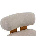 Poltrona moderna in bouclé con schienale arrotolato, struttura in legno massello, seduta imbottita per soggiorno, camera da letto o ufficio