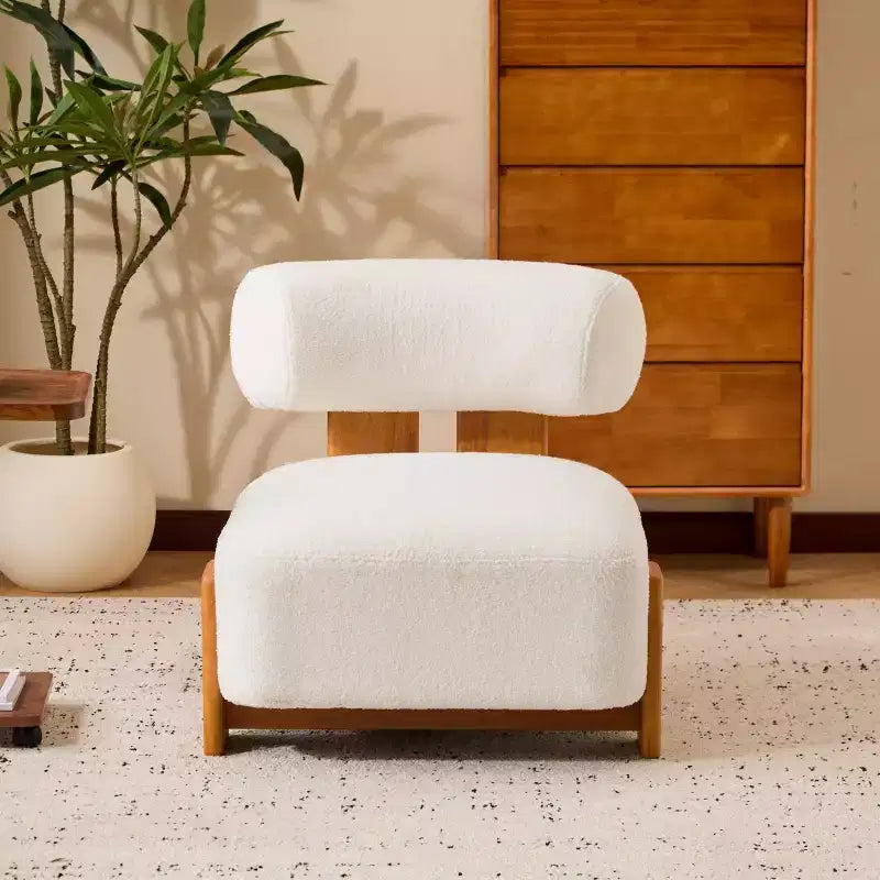 Poltrona moderna in bouclé con schienale arrotolato, struttura in legno massello, seduta imbottita per soggiorno, camera da letto o ufficio