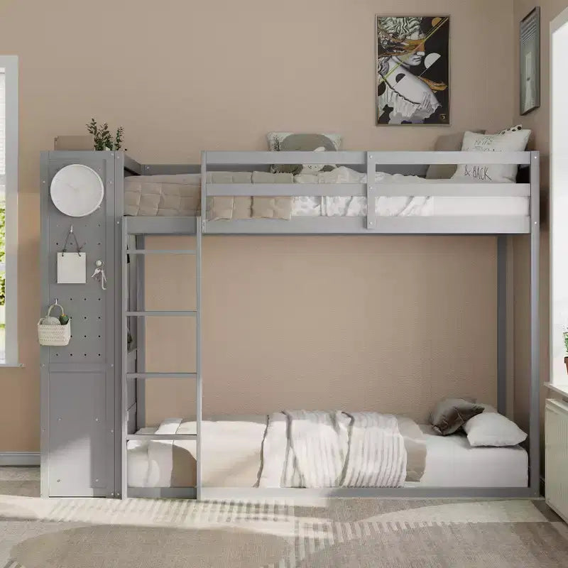 Struttura per letto a castello singolo con 4 cassetti contenitore, barra appendiabiti, mensole integrate e doppia lavagna forata