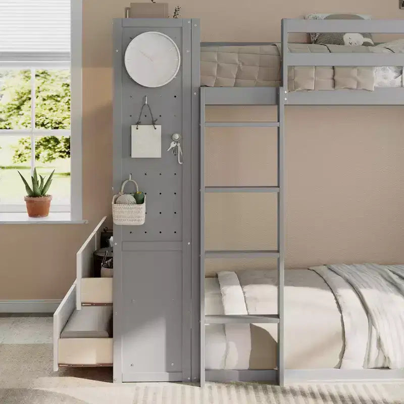 Struttura per letto a castello singolo con 4 cassetti contenitore, barra appendiabiti, mensole integrate e doppia lavagna forata