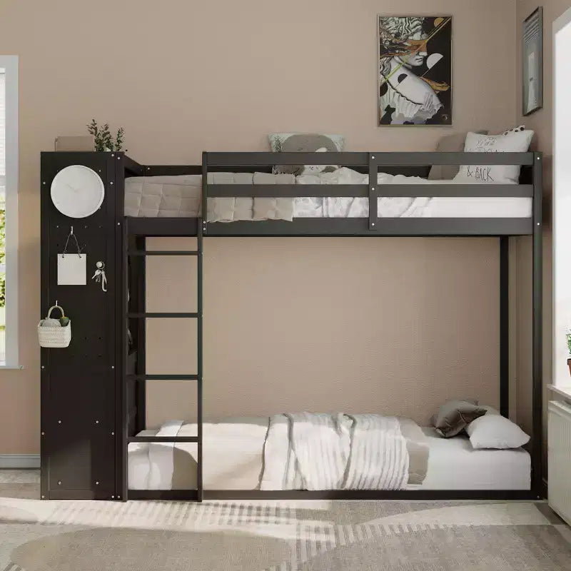 Struttura per letto a castello singolo con 4 cassetti contenitore, barra appendiabiti, mensole integrate e doppia lavagna forata