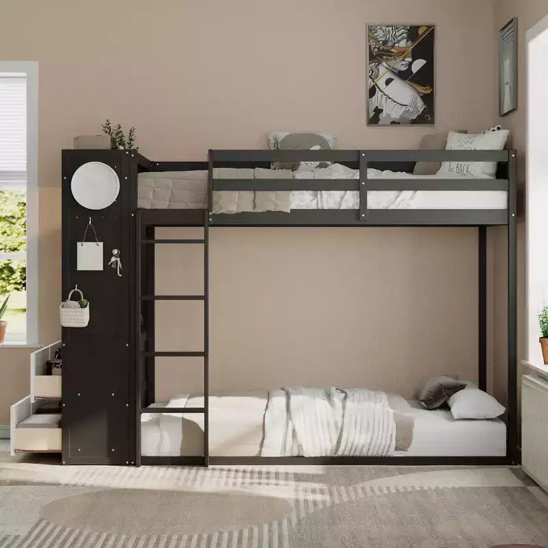 Struttura per letto a castello singolo con 4 cassetti contenitore, barra appendiabiti, mensole integrate e doppia lavagna forata