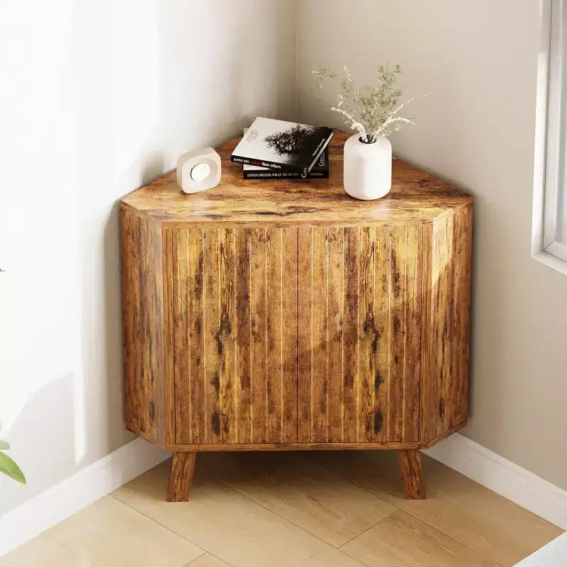 Mobile angolare da fattoria con ripiano regolabile, tavolino angolare industriale a 3 ripiani in legno con ante, tavolino triangolare (80 x 40 x 78 cm)