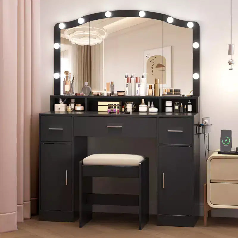 Toeletta in legno con specchio illuminato a LED e stazione di ricarica, moderna scrivania da trucco con cassetti e armadietti per la camera da letto