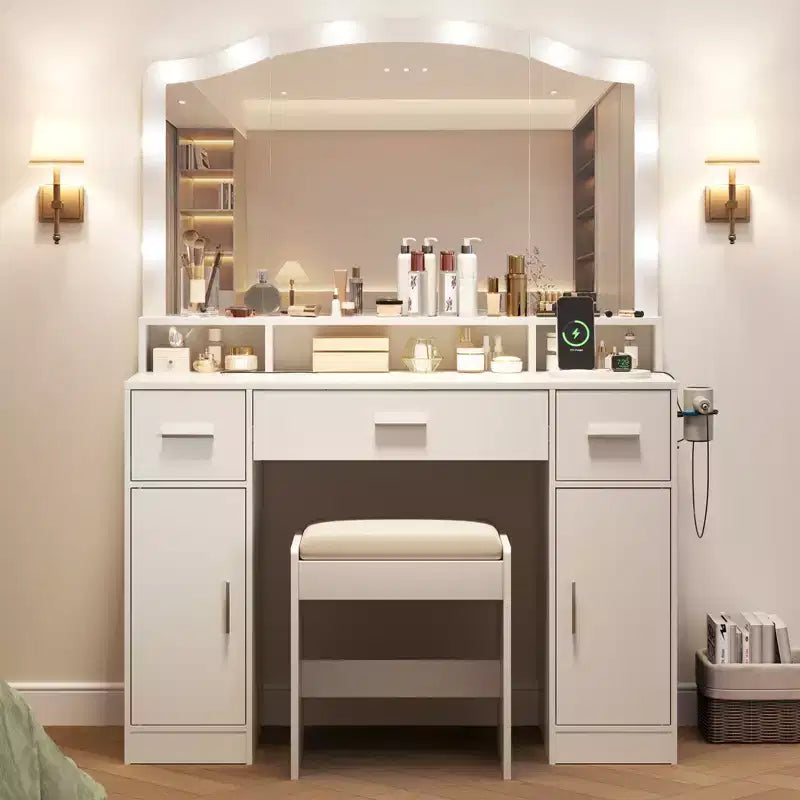 Toeletta in legno con specchio illuminato a LED e stazione di ricarica, moderna scrivania da trucco con cassetti e armadietti per la camera da letto