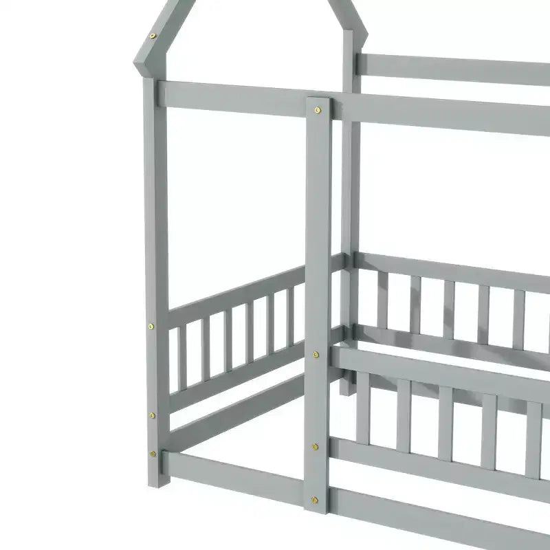 Letto a piattaforma singolo a forma di casa con struttura del tetto e recinzione