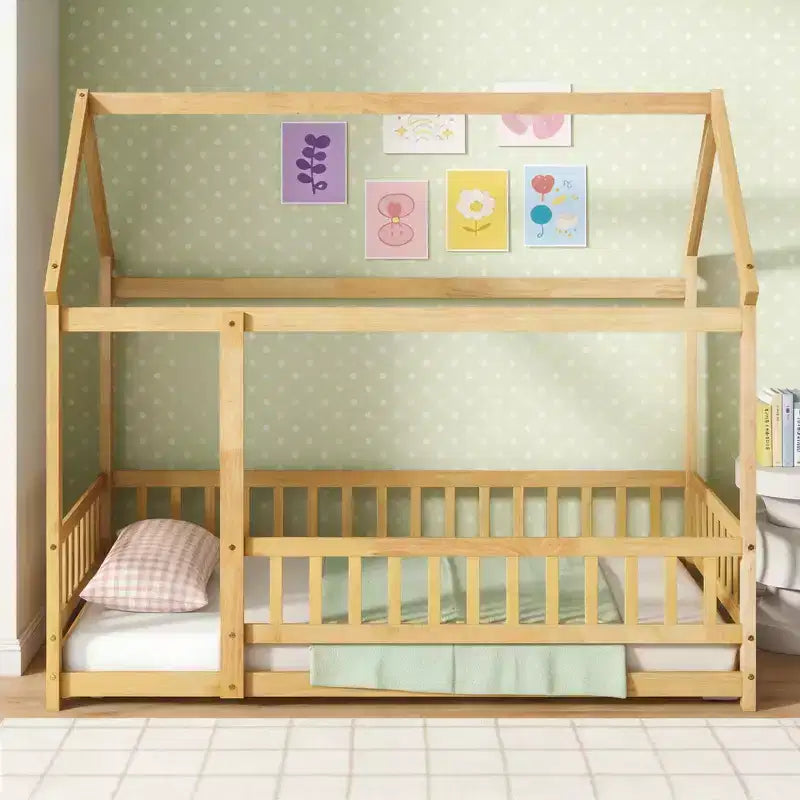 Letto a piattaforma singolo a forma di casa con struttura del tetto e recinzione