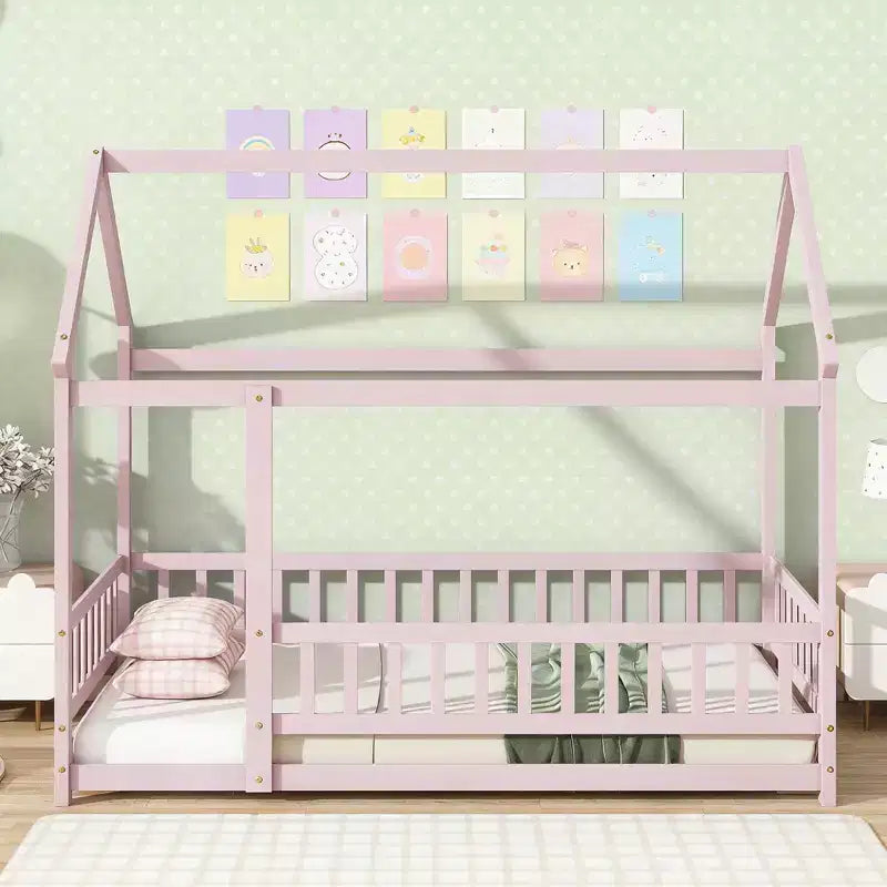 Letto a piattaforma singolo a forma di casa con struttura del tetto e recinzione