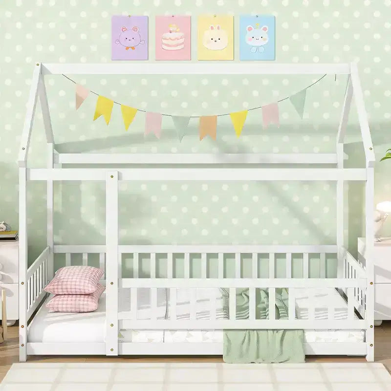 Letto a piattaforma singolo a forma di casa con struttura del tetto e recinzione