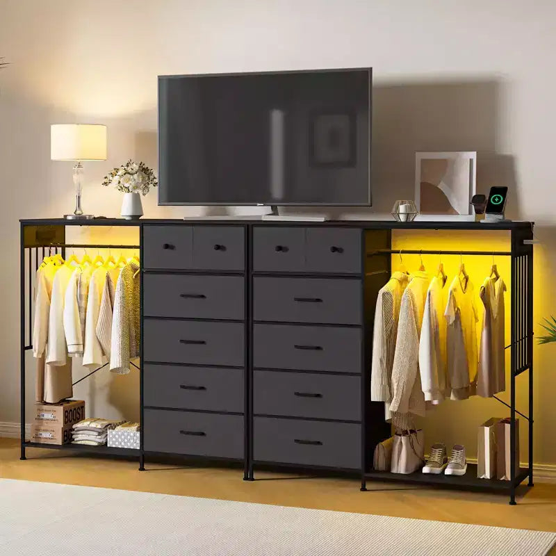 Comò ampio 124 cm per camera da letto con appendiabiti, cassettiera reversibile a 6 cassetti, luci a LED e stazione di ricarica USB, pannelli frontali in tessuto