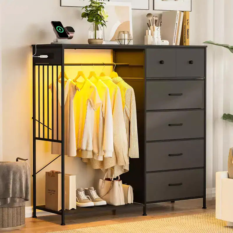 Comò ampio 124 cm per camera da letto con appendiabiti, cassettiera reversibile a 6 cassetti, luci a LED e stazione di ricarica USB, pannelli frontali in tessuto
