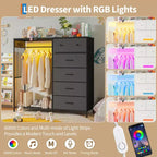 Comò ampio 124 cm per camera da letto con appendiabiti, cassettiera reversibile a 6 cassetti, luci a LED e stazione di ricarica USB, pannelli frontali in tessuto