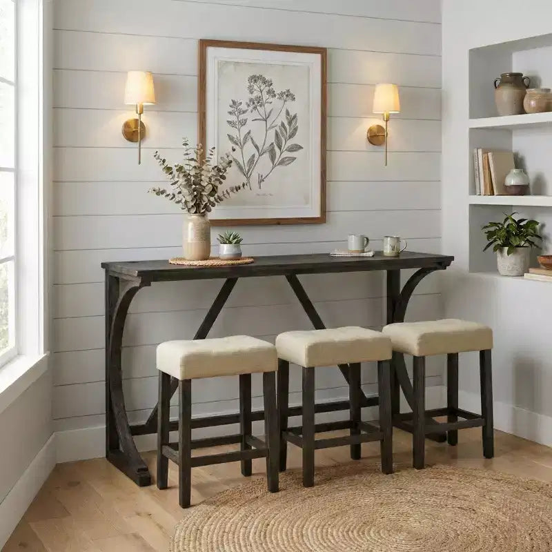 Set da pranzo Carter, altezza bancone, 3 pezzi, in legno transizionale, con tavolo di ricarica USB e sgabelli imbottiti con bottoni color biscotto