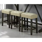 Set da pranzo Carter, altezza bancone, 3 pezzi, in legno transizionale, con tavolo di ricarica USB e sgabelli imbottiti con bottoni color biscotto